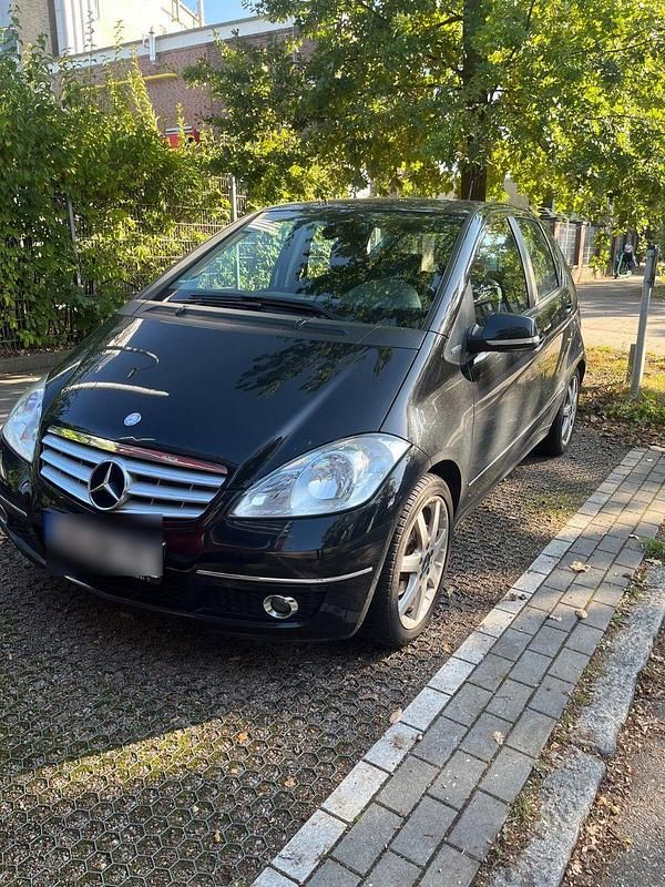 Schwarz Gebraucht 2011 Mercedes A180 Van / Kleinbus | 3.490 € (Fairer Preis) - Bild 1/4