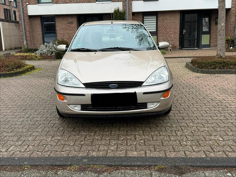 Gebraucht Ford Focus 115 PS (84 kW) 1999 Gold Limousine
