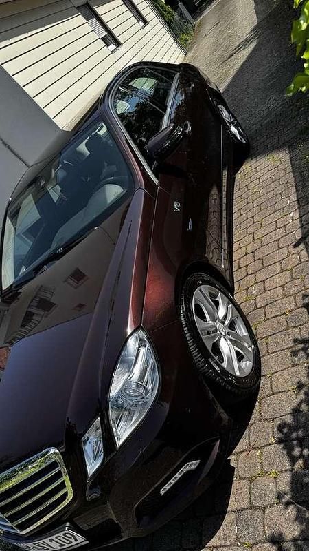 Braun Gebraucht 2009 Mercedes E350 Limousine | 12.550 € (Fairer Preis) - Bild 1/4