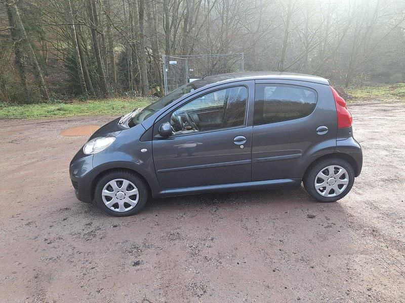 Grau Gebraucht 2011 Peugeot 107 Kleinwagen | 4.900 € (Fairer Preis) - Bild 1/4