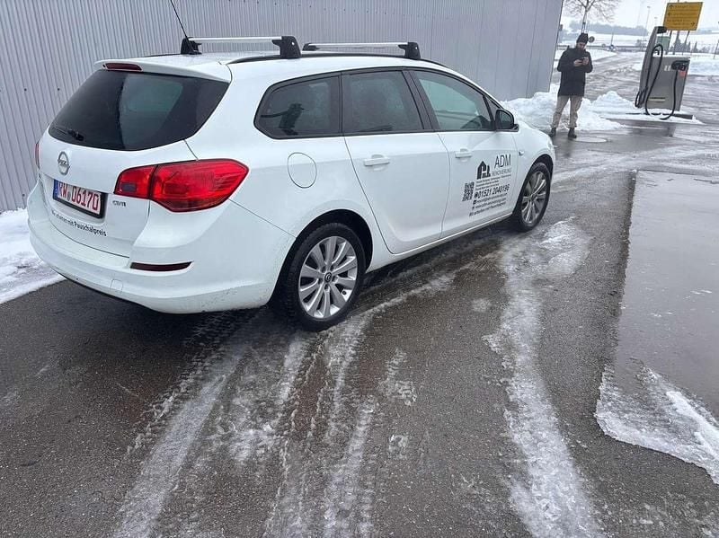 Gebraucht Opel Astra Selection 136 PS (100 kW) 2014 Schneeweiss/summitwhite/arctic Kombi