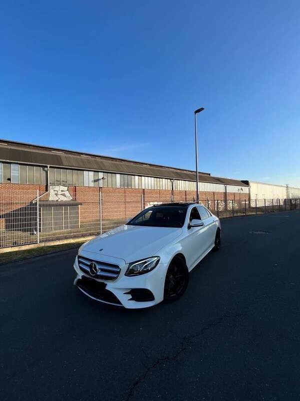 Gebraucht 2019 Mercedes E220 AMG line Limousine | 31.800 € (Fairer Preis) - Bild 1/4