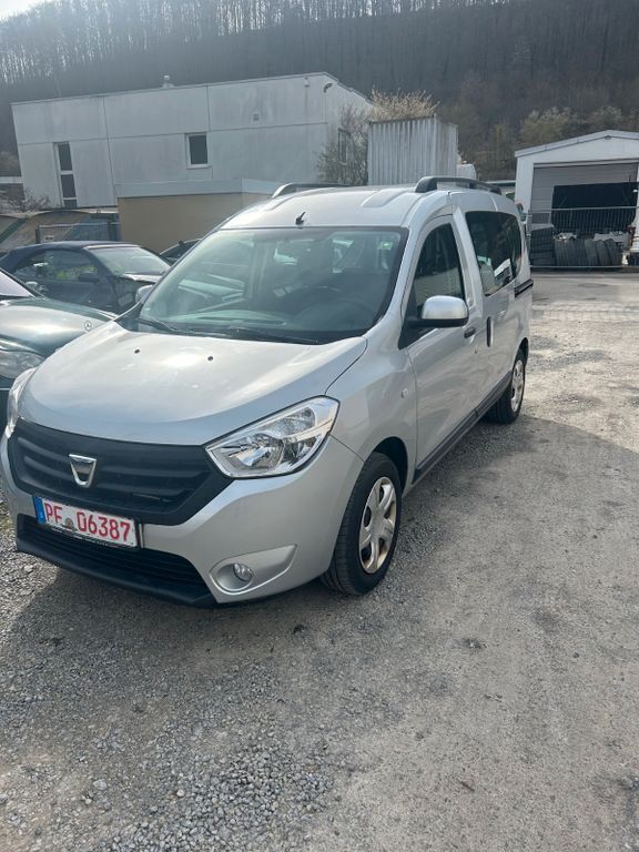 Grau Gebraucht 2017 Dacia Dokker Lauréate Van | 9.900 € - Bild 1/4