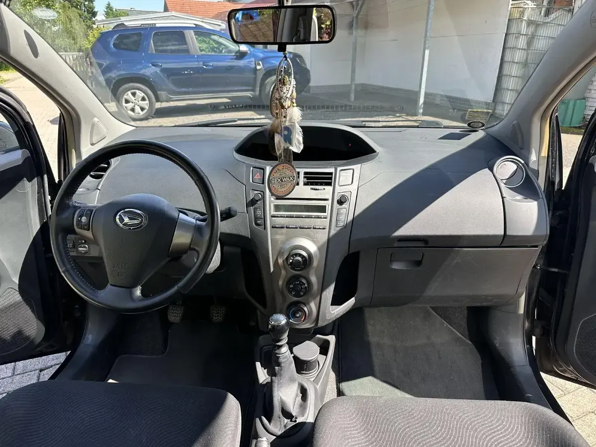 Gebraucht Daihatsu Charade 99 PS (72 kW) 2012 Schwarz Kleinwagen