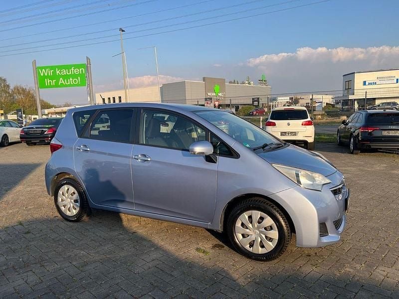 Gebraucht Toyota Verso-S Life 99 PS (72 kW) 2012 Blau Van / Kleinbus