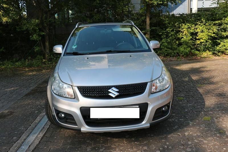 Silber Gebraucht 2013 Suzuki SX4 Style Limousine | 6.999 € (Fairer Preis) - Bild 1/4