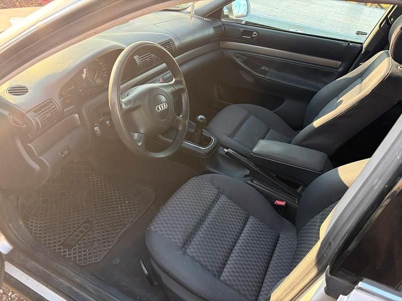 Gebraucht Audi A4 Basis 123 PS (90 kW) 1999 Silber Kombi