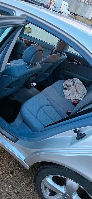 Second-hand Mercedes E270 190 CP (139 kW) 2002 Argintiu Berlinǎ