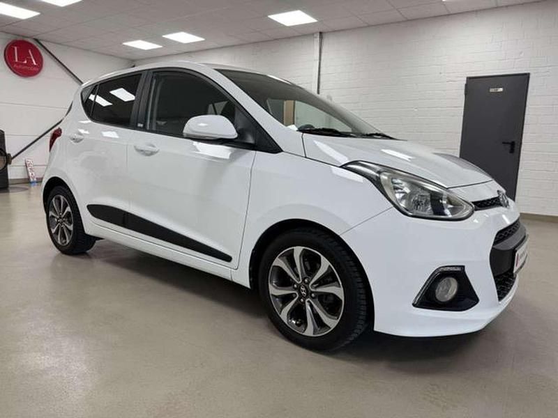 Gebraucht Hyundai i10 Passion 87 PS (63 kW) 2016 Weiß Kleinwagen