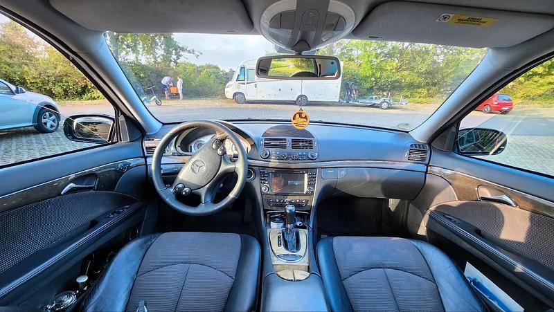 Schwarz Gebraucht 2002 Mercedes E240 Avantgarde Limousine | 6.500 € (Etwas zu teuer) - Bild 1/4