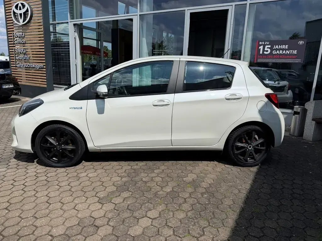 Gebraucht Toyota Yaris Club 101 PS (74 kW) 2014 Weiß Kleinwagen