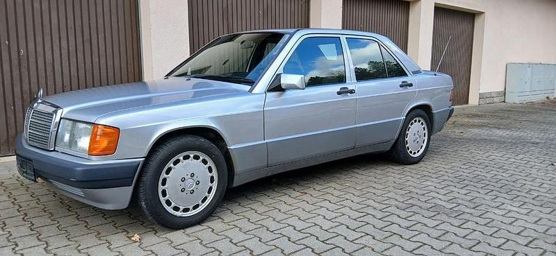 Gebraucht Mercedes 190 122 PS (89 kW) 1992 Silber Limousine