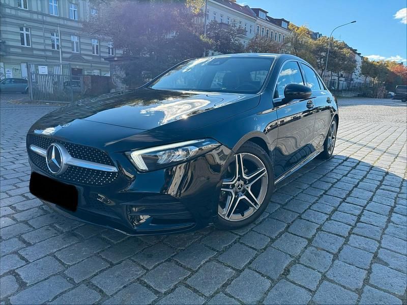 Schwarz Gebraucht 2020 Mercedes 180 AMG line Limousine | 22.500 € - Bild 1/4