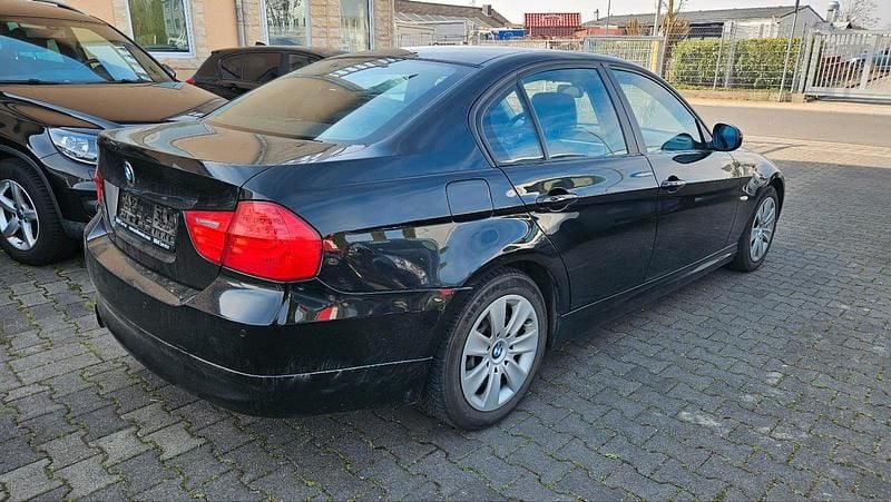 Second-hand BMW 318 143 CP (105 kW) 2009 Negru Berlinǎ