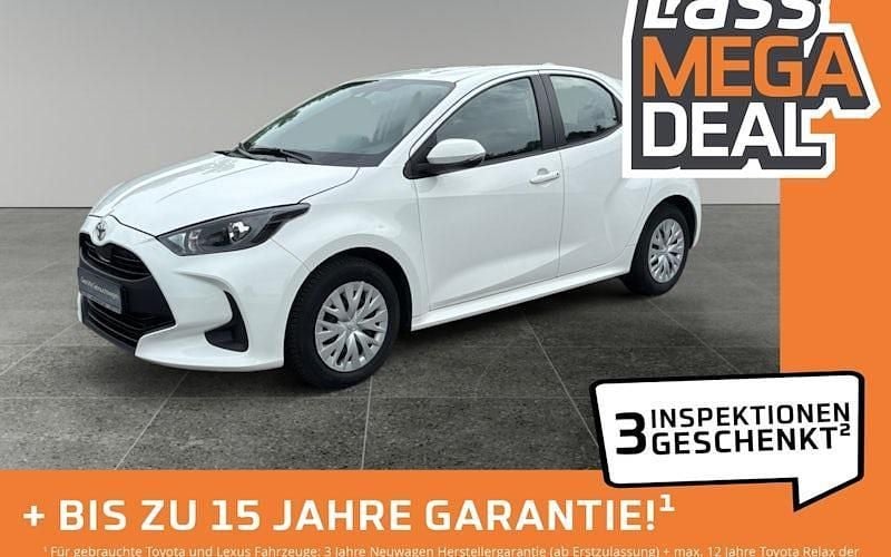 Weiß Gebraucht 2022 Toyota Yaris Comfort Limousine | 13.480 € (Fairer Preis) - Bild 1/4