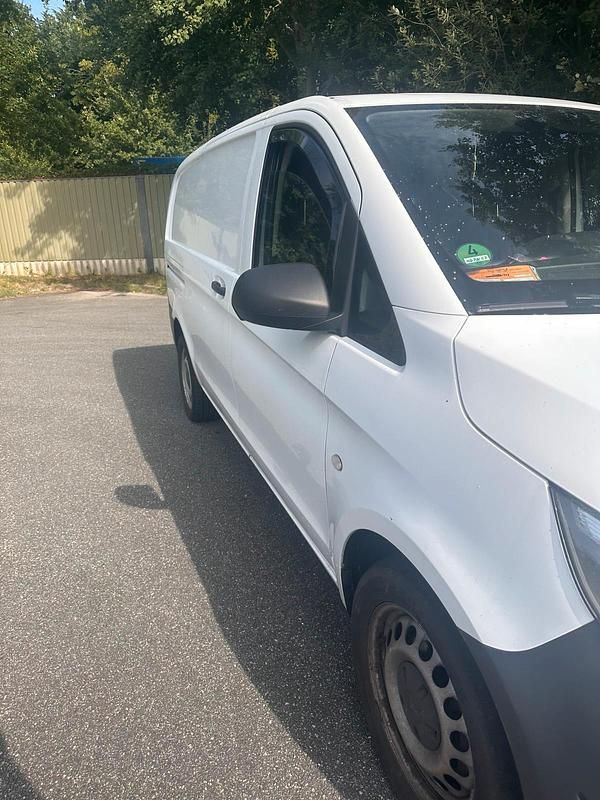 Weiß Gebraucht 2015 Mercedes Vito Van / Kleinbus | 9.750 € (Superpreis) - Bild 1/4