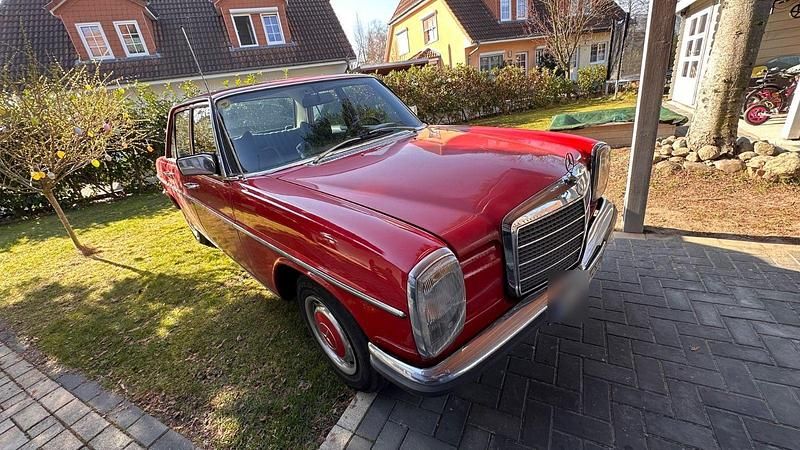 Gebraucht Mercedes 200 95 PS (69 kW) 1973 Rot Limousine