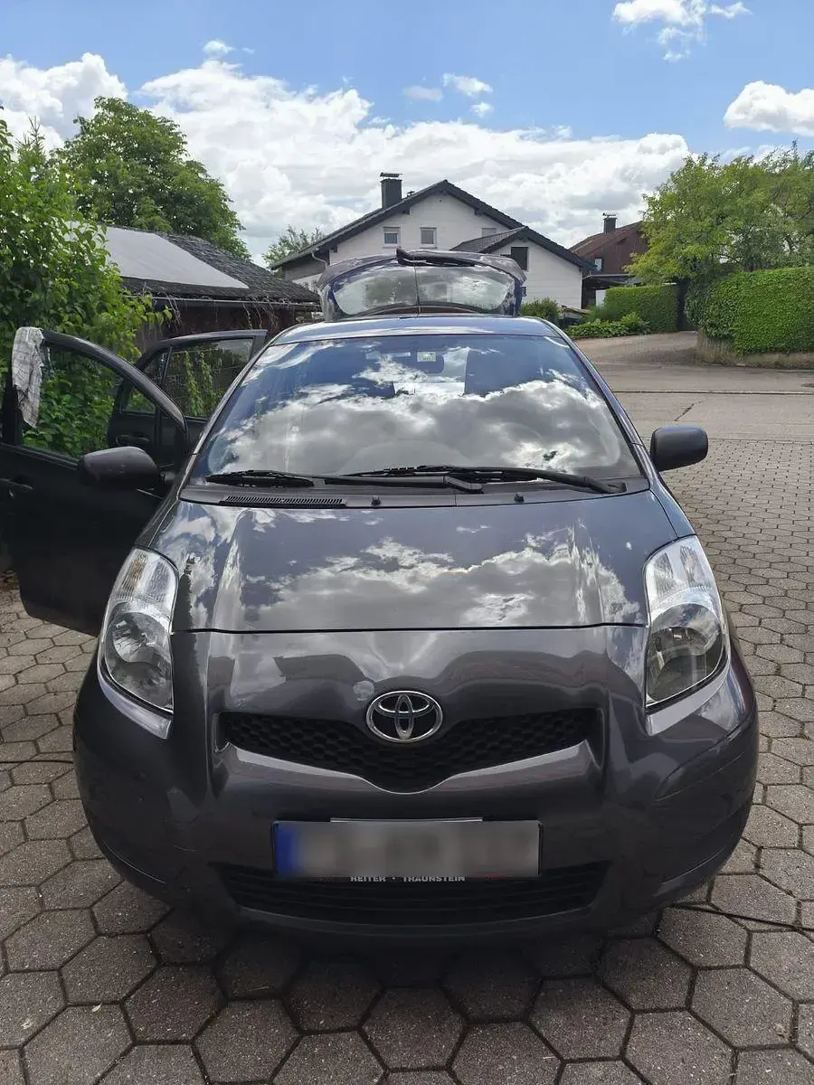 Gebraucht Toyota Yaris 69 PS (50 kW) 2011 Grau Kleinwagen