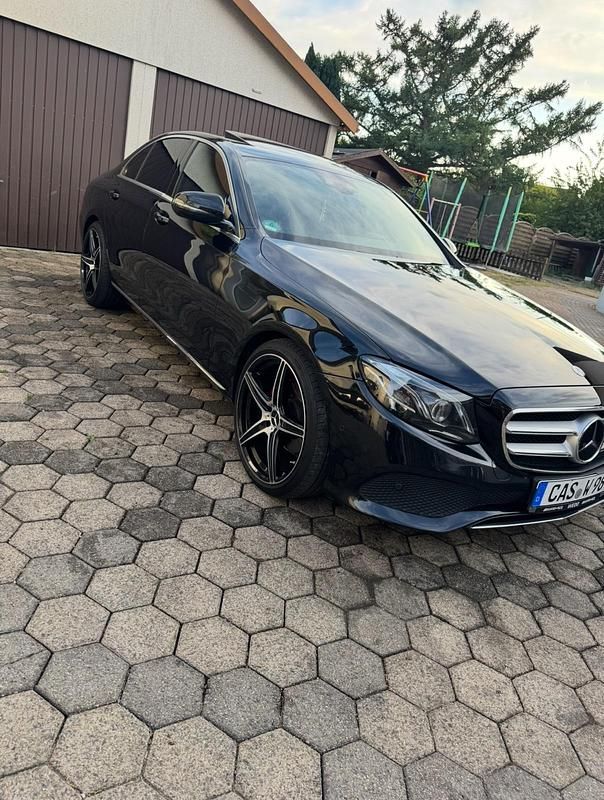 Schwarz Gebraucht 2016 Mercedes E220 Limousine | 18.500 € (Teuer) - Bild 1/4