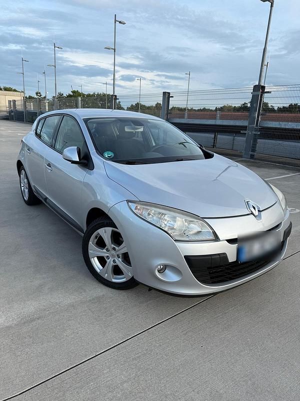Silber Gebraucht 2010 Renault Mégane III Limousine | 2.999 € (Superpreis) - Bild 1/4