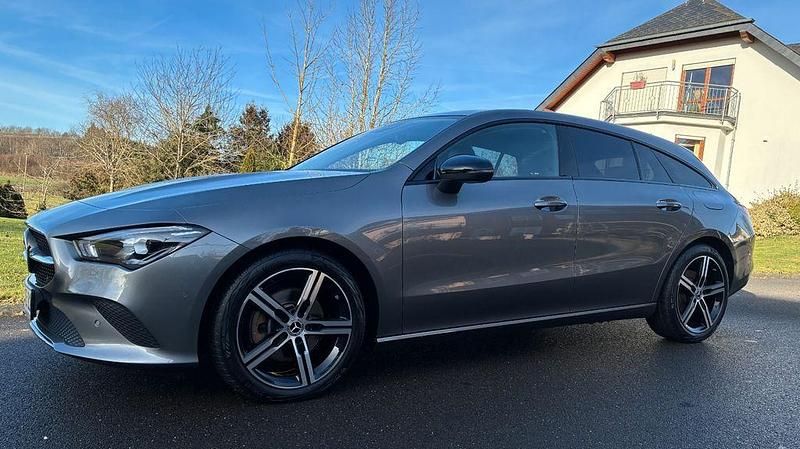 Grau Gebraucht 2022 Mercedes CLA200 Shooting Brake Progressive Kombi | 24.900 € (Fairer Preis) - Bild 1/4