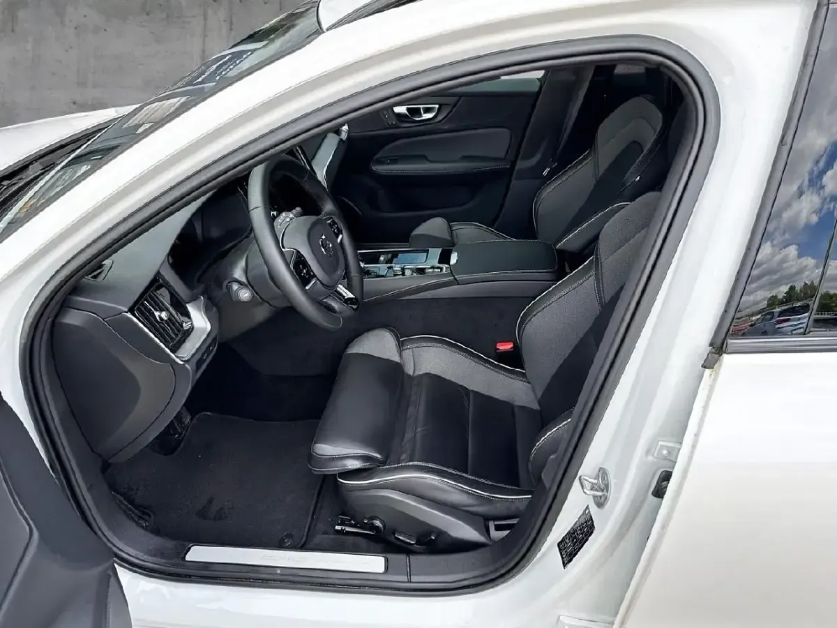 Gebraucht Volvo V60 Plus 398 PS (292 kW) 2022 Crystal white pearl / metallic Kombi