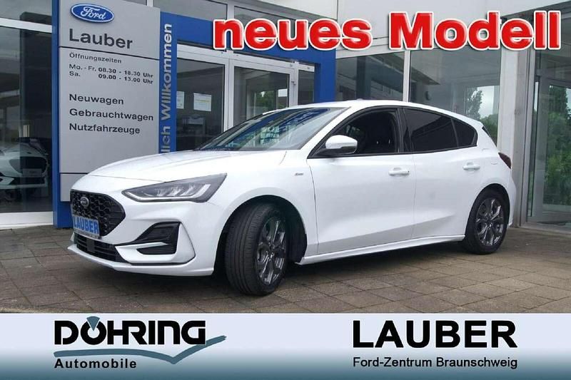 Weiß Gebraucht 2023 Ford Focus ST-Line Limousine | 22.995 € (Fairer Preis) - Bild 1/4
