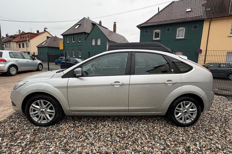 Silber Gebraucht 2009 Ford Focus Limousine | 6.999 € (Teuer) - Bild 1/4