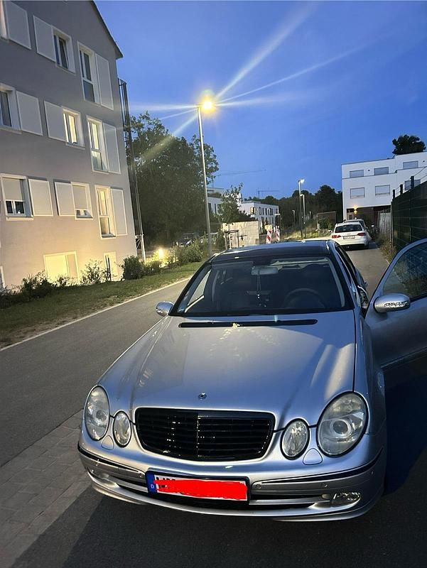 Schwarz Gebraucht 2003 Mercedes E240 Avantgarde Limousine | 3.500 € (Superpreis) - Bild 1/4