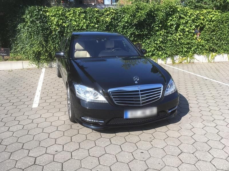 Używany Mercedes S500 388 KM (285 kW) 2009 Czarny Sedan/Limuzyna