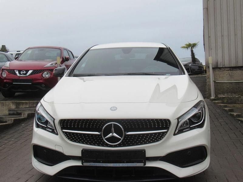 Weiß Gebraucht 2017 Mercedes CLA180 Shooting Brake AMG line Kombi | 15.890 € (Guter Preis) - Bild 1/4