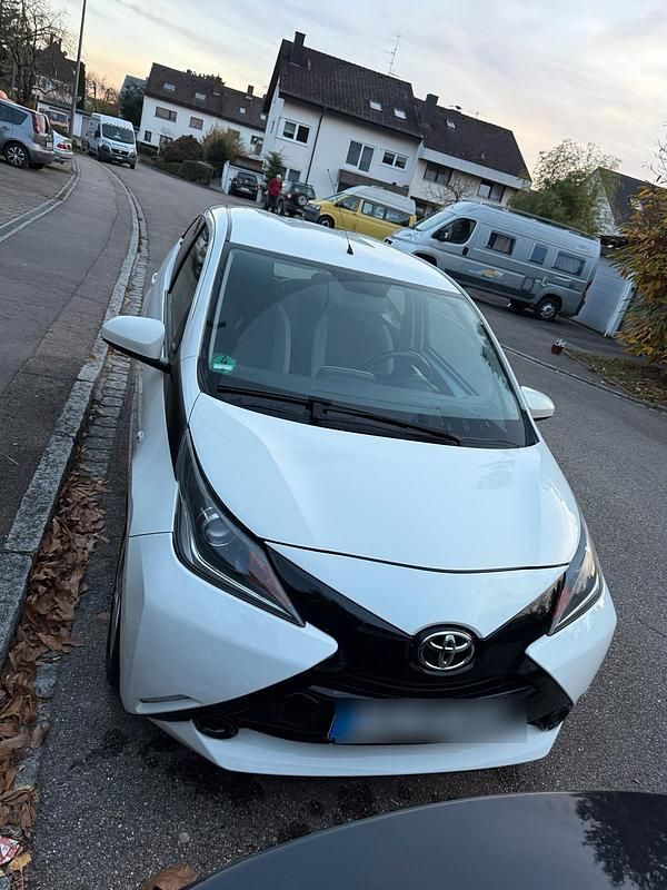 Weiß Gebraucht 2016 Toyota Aygo Kleinwagen | 6.300 € (Fairer Preis) - Bild 1/4