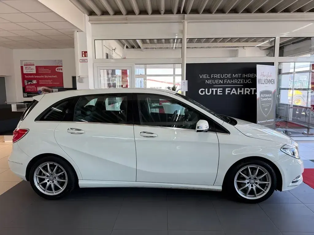 Gebraucht Mercedes B200 156 PS (114 kW) 2012 Weiß Kleinwagen