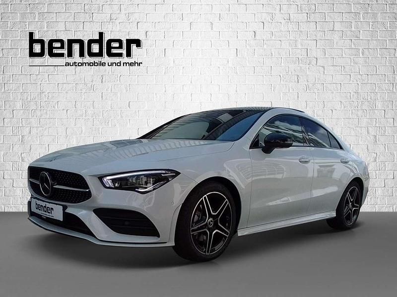 Digitalweiss metalliclack Gebraucht 2023 Mercedes CLA200 AMG line Coupé | 38.350 € (Fairer Preis) - Bild 1/4
