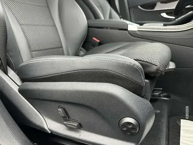 Gebraucht Mercedes GLC200 AMG line 197 PS (144 kW) 2019 Grau metallic SUV