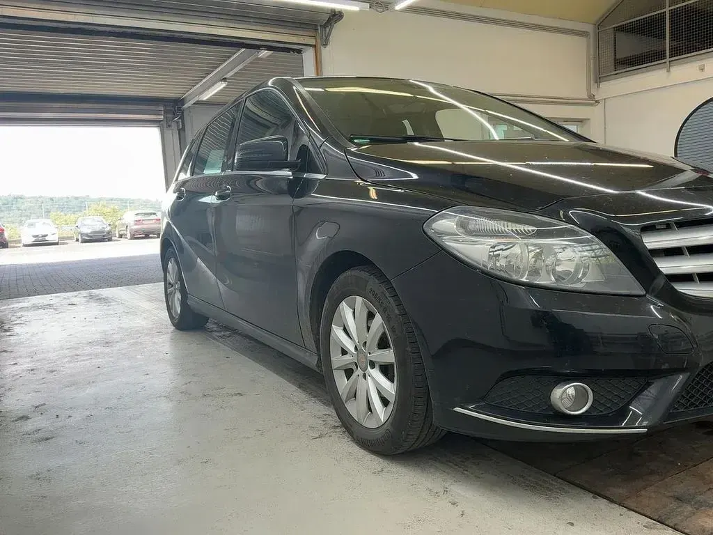 Gebraucht Mercedes B180 109 PS (80 kW) 2013 Schwarz Kleinwagen