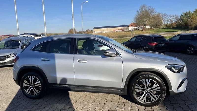 Gebraucht Mercedes GLA180 Advanced 116 PS (85 kW) 2023 Silber SUV