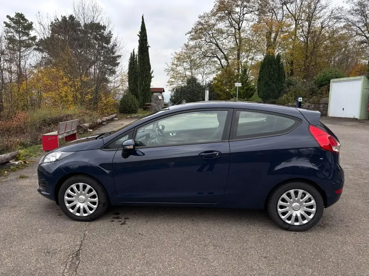 Gebraucht Ford Fiesta Trend 80 PS (58 kW) 2014 Blau Kleinwagen