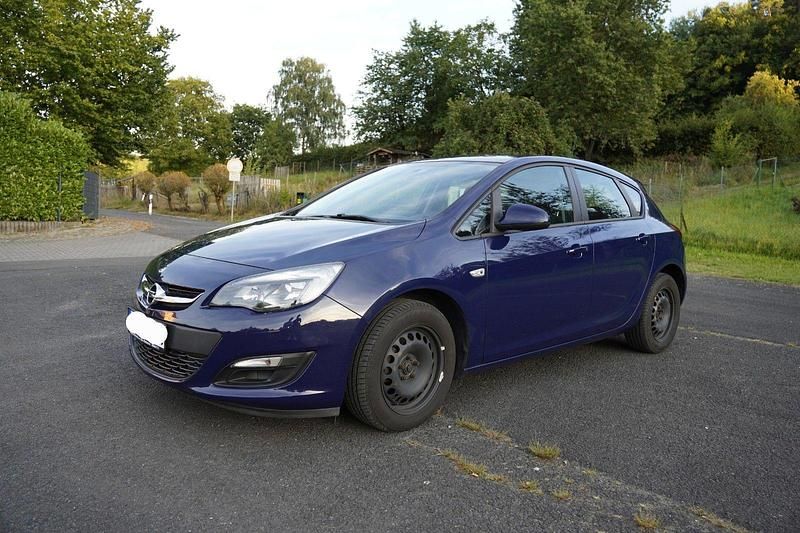 Gebraucht Opel Astra Edition 101 PS (74 kW) 2013 Blau Kleinwagen
