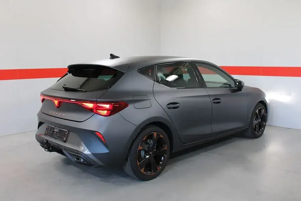 Neu Cupra Leon 150 PS (110 kW) 2026 Grau (magnet grau matt) Limousine