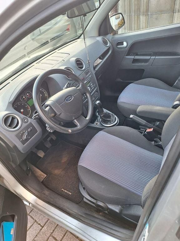 Gebraucht Ford Fusion Style 80 PS (58 kW) 2010 Silber Kleinwagen
