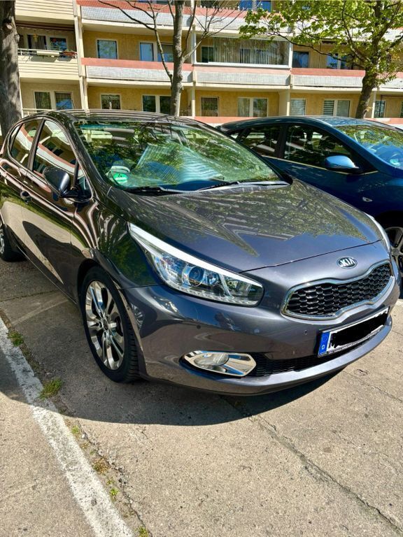 Grau Gebraucht 2012 Kia Ceed Spirit Limousine | 9.399 € (Fairer Preis) - Bild 1/4