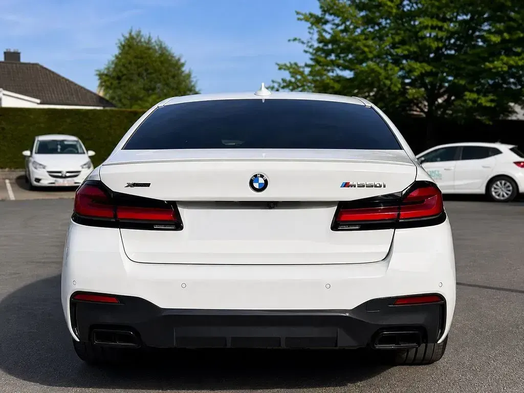 Używany BMW M550 Performance 530 KM (389 kW) 2021 Biały Sedan/Limuzyna