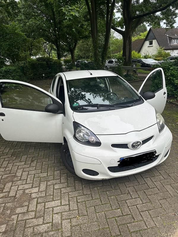 Weiß Gebraucht 2010 Toyota Aygo Cool Kleinwagen | 1.800 € (Guter Preis) - Bild 1/4