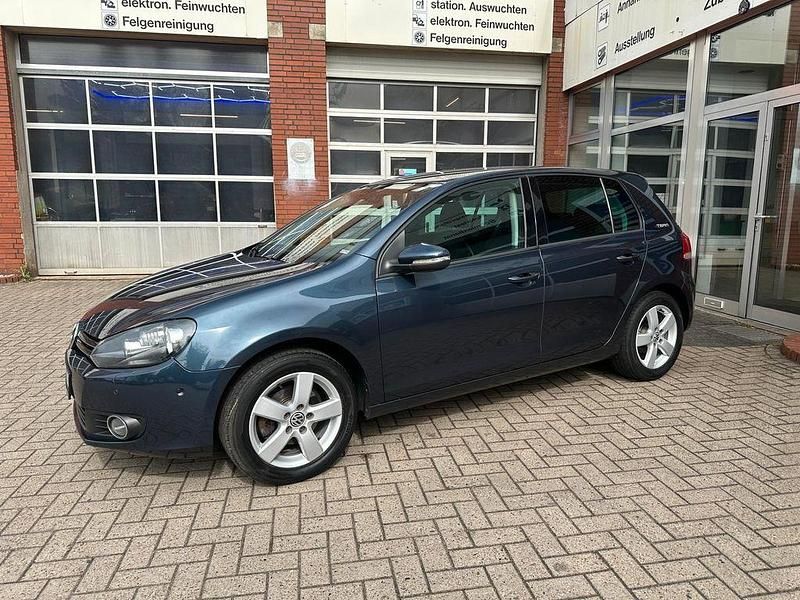 Gebraucht VW Golf VI Team 105 PS (77 kW) 2010 Blau Kleinwagen