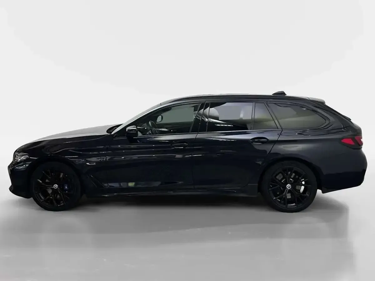 Gebraucht BMW 530 M Sport 292 PS (214 kW) 2023 Carbonschwarz metallic Kombi
