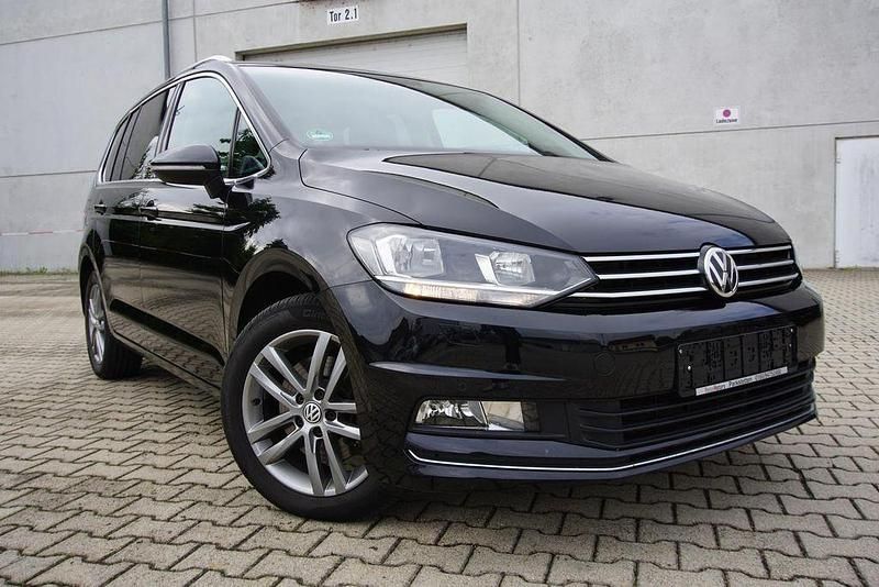 Deep black perleffekt Gebraucht 2016 VW Touran Van / Kleinbus | 19.950 € (Fairer Preis) - Bild 1/4