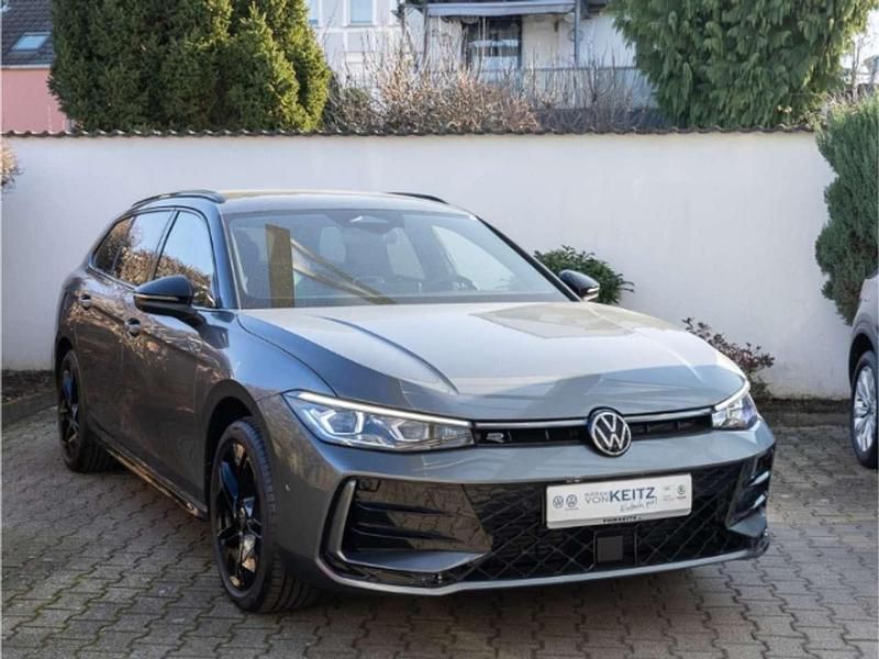 Neu VW Passat R-line 150 PS (110 kW) 2026 Diabasgrau metallic Kombi
