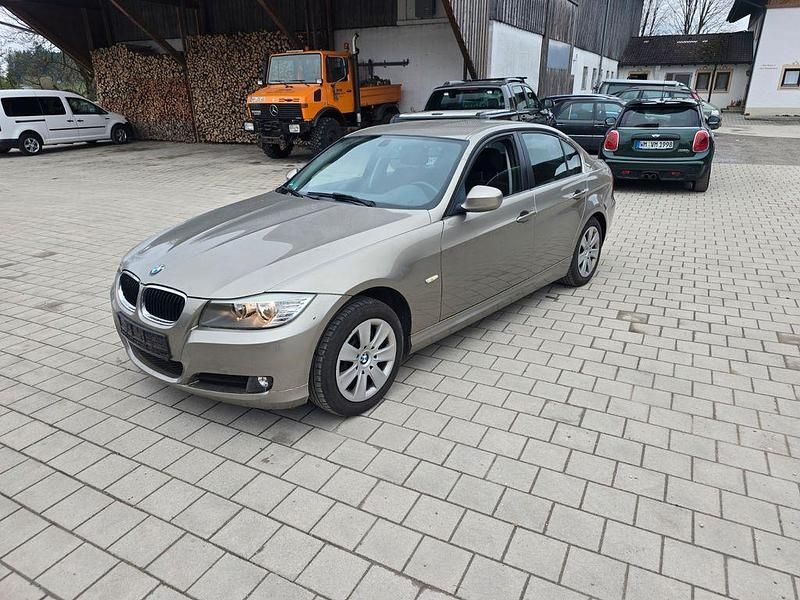 Gebraucht BMW 318 143 PS (105 kW) 2010 Gold Limousine
