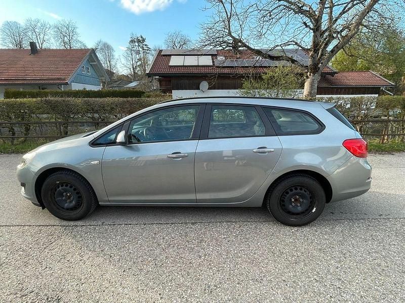 Gebraucht Opel Astra Edition 140 PS (102 kW) 2012 Grau Kombi
